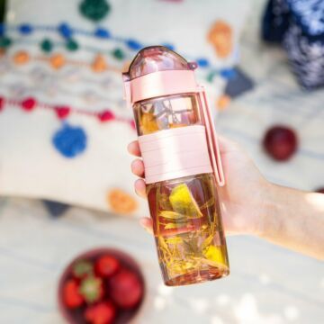 HOMLA Theofles, herbruikbare fles, ligt veilig in de hand en biedt een comfortabele grip, stevige sluiting, extra siliconen dop, duurzaam en schadebestendig, 600 ml roze