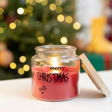 HOMLA Joa Kerstgeurkaars met kokosgeur - versierd met feestelijk sierlint en houten deksel - brandtijd 45 uur paraffinewas en rode glazen behuizing