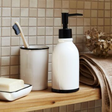  HOMLA Chloe dispenser dispenser Scandinavische sfeer en minimalisme voor badkamers keukens praktisch rustiek esthetisch design gemaakt van dolomiet ecru 6,8 x 6,8 x 19 cm