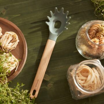 HOMLA Blissford lepel voor pastaspaghettilepel - hittebestendig siliconen - gat voor het meten van pastaporties - esthetisch ontwerp - elegante toevoeging aan de keuken - 33x8 cm