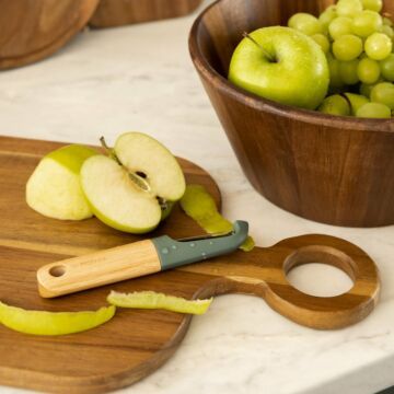 HOMLA Blissford horizontale dunschiller - rubberen houten handvat - gat om aan een keukenhaak te hangen - universele dunschiller voor fruit en groenten - roestvrijstalen mes - rubberen houten handvat - 16 cm